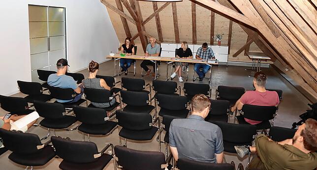 Interessenten verfolgen die Verlosung der Baugrundstücke im Ratssaal des Rathauses von Mönchweiler.
