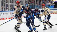 Thomas Larkin (links) von den Schwenninger Wild Wings im Zweikampf mit Philipp Preto vom ERC Ingolstadt.