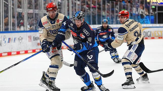 Thomas Larkin (links) von den Schwenninger Wild Wings im Zweikampf mit Philipp Preto vom ERC Ingolstadt.