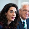 Die Menschenrechtsanwältin Amal Clooney 2016 mit Ministerpräsident Winfried Kretschmann (Grüne). Die Menschenrechtsanwältin Amal Clooney ...