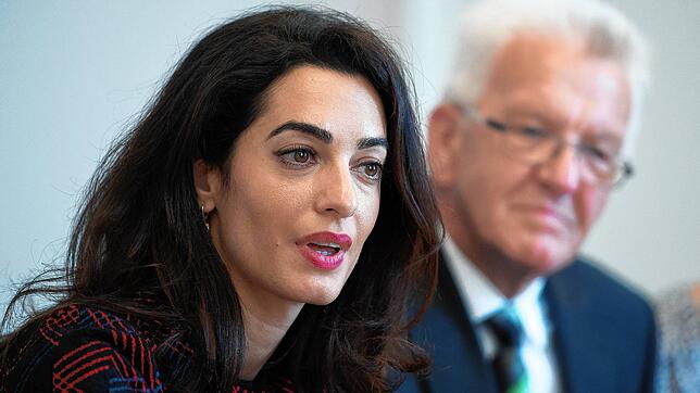 Die Menschenrechtsanwältin Amal Clooney 2016 mit Ministerpräsident Winfried Kretschmann (Grüne). Die Menschenrechtsanwältin Amal Clooney ...