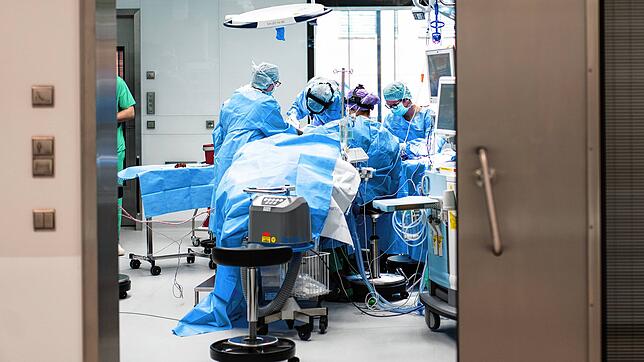 Ein Blick in einen OP-Saal: Bestimmte chirurgische Instrumente könnten in Zukunft knapp werden. Einige stellen Unternehmen der ...