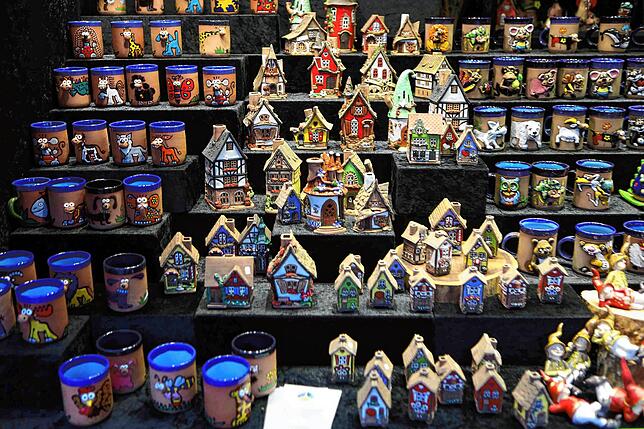Neben Glühwein und Bratwurst gibt es auch jede Menge Kunsthandwerk auf dem Konstanzer Weihnachtsmarkt.