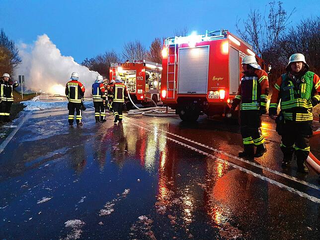 Bild 15: Bilder von Einsatz und Bergung auf der B 31: E-Autos brennen