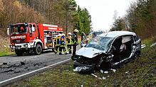 Schwerer Frontalzusammenstoß auf der Bundesstraße 34 zwischen Gottmadingen und Bietingen: Die Feuerwehr war im Einsatz, um eine im Auto ...