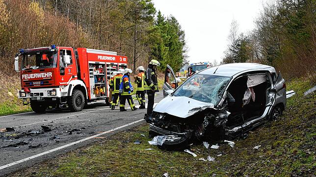 Schwerer Frontalzusammenstoß auf der Bundesstraße 34 zwischen Gottmadingen und Bietingen: Die Feuerwehr war im Einsatz, um eine im Auto ...