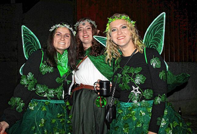 Als Elfen verkleidet sahen diese drei Besucherinnen dem Nachtumzug in Bettmaringen zu.