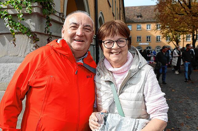Bild 25: Konstanz – Altstadt-Flohmarkt auf dem Stephansplatz: Hier stöbern und feilschen die Konstanzer
