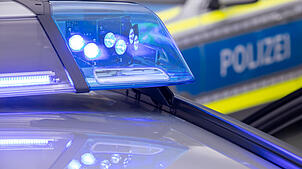 Ein Blaulicht auf dem Dach eines Polizeifahrzeugs. (Symbolbild)