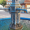 Um Wasser zu sparen, hat die Stadt die Wasserzufuhr zu den Brunnen deutlich reduziert. Deshalb tröpfelt es auch nur am Brunnen bei der ...