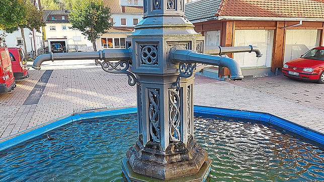 Um Wasser zu sparen, hat die Stadt die Wasserzufuhr zu den Brunnen deutlich reduziert. Deshalb tröpfelt es auch nur am Brunnen bei der ...