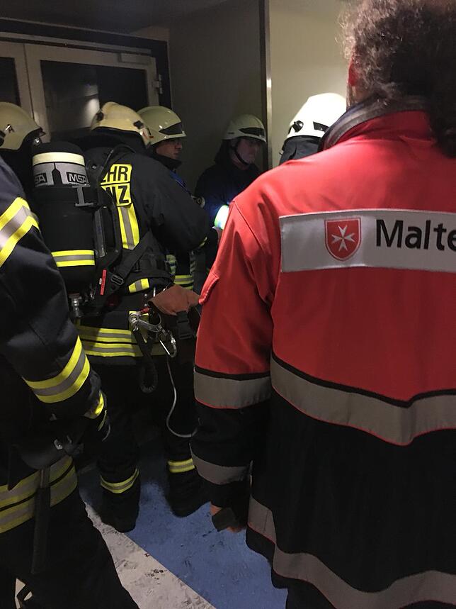 Bild 2: Gut dass es sie gibt: Dutzende Retter haben sich am Freitagabend für den Hilfseinsatz an Klinikum und gegen Couch, Party oder Kino entschieden – freiwillig