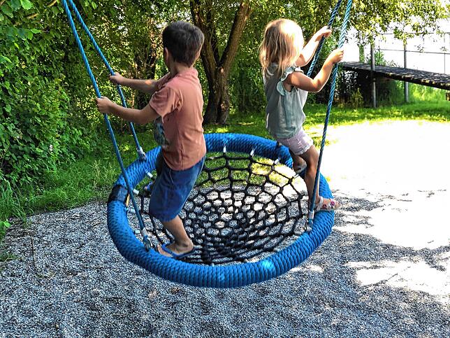 Für die Zeit, wenn sie gerade nicht im Wasser plantschen, bietet das Strandbad einen schönen, schattigen Spielplatz und ein großes ...