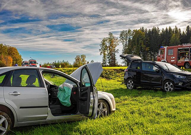 Zerstörte Autos und zehn verletzte Personen sind die traurige Bilanz am Unfallort.