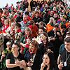 Die Narren der Höri-Zünfte verfolgen im Mooser Bürgerhaus gespannt den Präsidenten-Wettbewerb für den Höriumzug 2024.