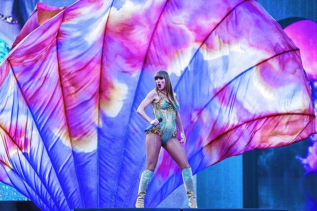 Im Murrayfield Stadium in Edinburgh trat Taylor Swift gleich drei Mal auf. Jeweils über 200,000 Fans begrüßten die Künstlerin pro Abend. ...