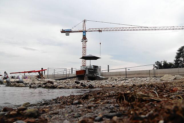 Die Baustelle beim Hagnauer Hafen aus der Ferne.