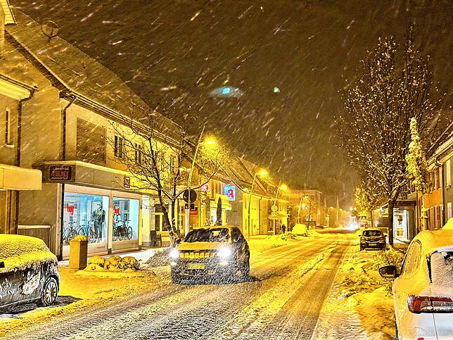 Dicke Schneeflocken fallen am Donnerstagabend in der Hüfinger Hauptstraße. Dort herrscht nicht viel Verkehr.