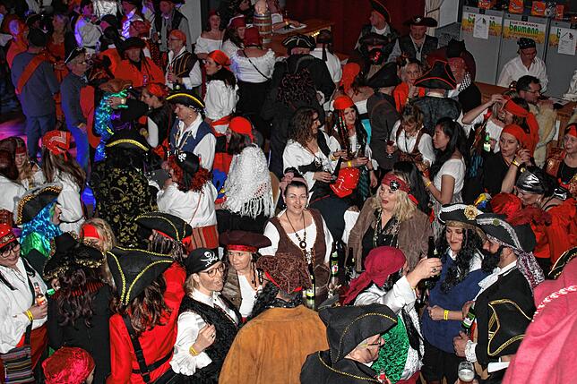 Bild 13: Feiern bis spät in die Nacht beim Hänseleball in Stockach