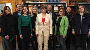 Das Organisationsteam (von links): Bibliotheksmitarbeiterin Tanja Fluck, Kultur-Stadtrat Marco Planas, Organisatorin Alina Rothfelder, ...