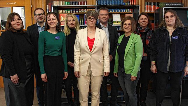 Das Organisationsteam (von links): Bibliotheksmitarbeiterin Tanja Fluck, Kultur-Stadtrat Marco Planas, Organisatorin Alina Rothfelder, ...
