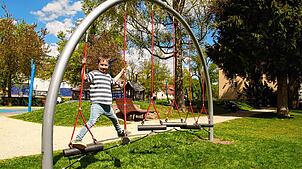 Leo Maximilian Raible probiert im Irmapark ein neues Spielgerät aus. Das ist ganz schön schwierig zu beherrschen.
