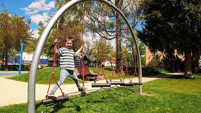 Leo Maximilian Raible probiert im Irmapark ein neues Spielgerät aus. Das ist ganz schön schwierig zu beherrschen.