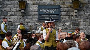 Ganz im Stil des üblichen Ansagers Christian Bruns zieht Annika Bittner einen Hut zur Moderation auf, es folgt das Medley „Moments for ...