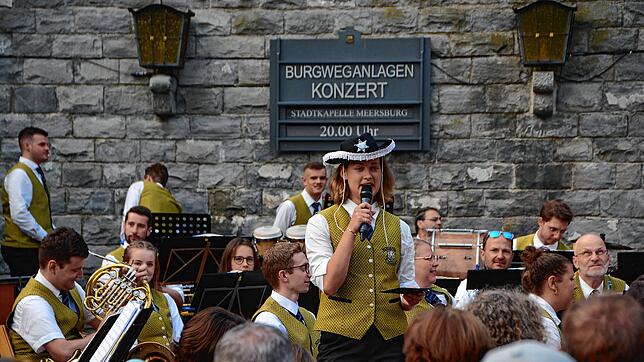 Ganz im Stil des üblichen Ansagers Christian Bruns zieht Annika Bittner einen Hut zur Moderation auf, es folgt das Medley „Moments for ...