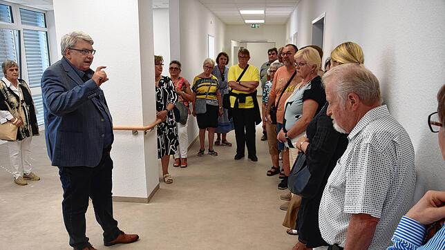 Gespannt lauschen die Teilnehmer der Aktion „Der SÜDKURIER öffnet Türen“ den Erläuterungen von Georg Villinger zu den Räumen im Bad ...