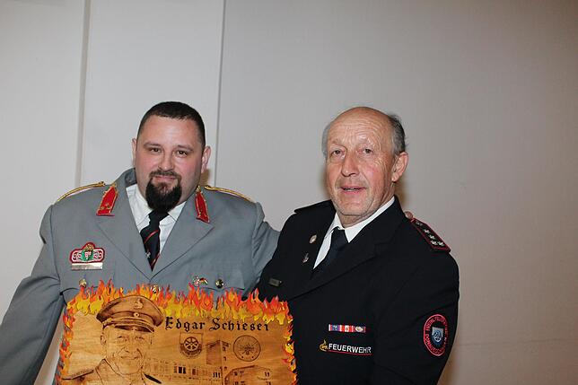 1000 Kilometer ist Istvàn Ternay, Vorsitzender des Feuerwehrvereins Vác gereist, um dem scheidenden Gesamtwehrkommandanten Edgar ...