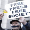 &bdquo;Freie Presse, freie Gesellschaft&ldquo; steht auf dem Schild (Bild eins) dieses Mannes. Er protestiert mit verbundenem Mund gegen ...