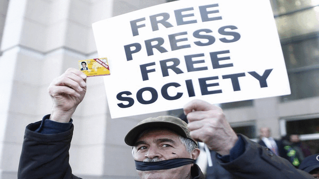 &bdquo;Freie Presse, freie Gesellschaft&ldquo; steht auf dem Schild (Bild eins) dieses Mannes. Er protestiert mit verbundenem Mund gegen ...