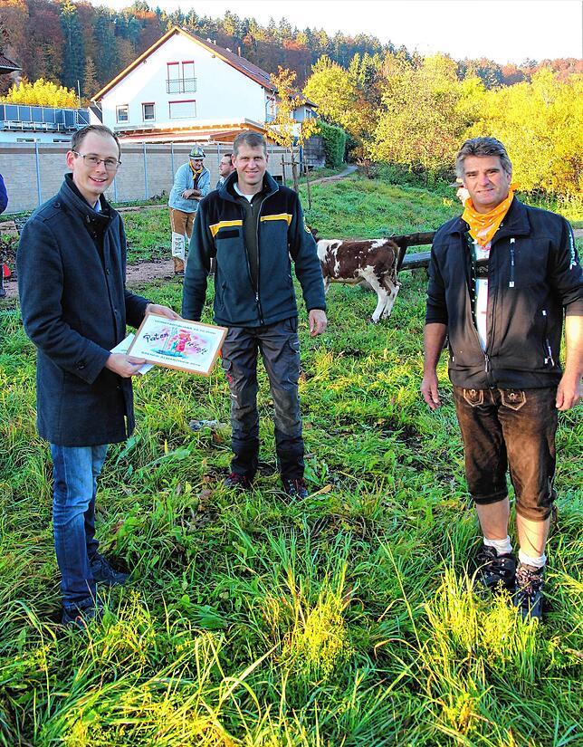 Vorstadtbubenpräsident Matthias Reichmann (rechts) übergibt Bürgermeister Micha Bächle (links) die Patenschaftsurkunde für die 400 ...