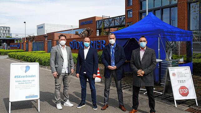 Mit dem Corona-Testzentrum auf dem SÜDKURIER-Parkplatz wird das Test-Netz noch engmaschiger. Bürgermeister Andreas Osner (rechts) hebt ...