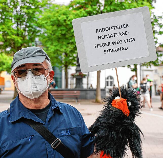 Demonstrationsteilnehmer Alfred Kutter zeigt sein Plakat.