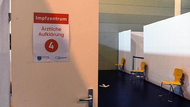 Eine ärztliche Beratung gehört zu jedem Termin im Kreisimpfzentrum. Termine dort werden nun auch kurzfristig über den SMS-Service ...