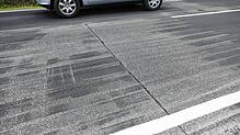 Wegen einer Unebenheit in der frisch sanierten Asphaltdeckschicht im Bereich einer Tagesnaht muss ein kleines Teilstück der Deckschicht ...