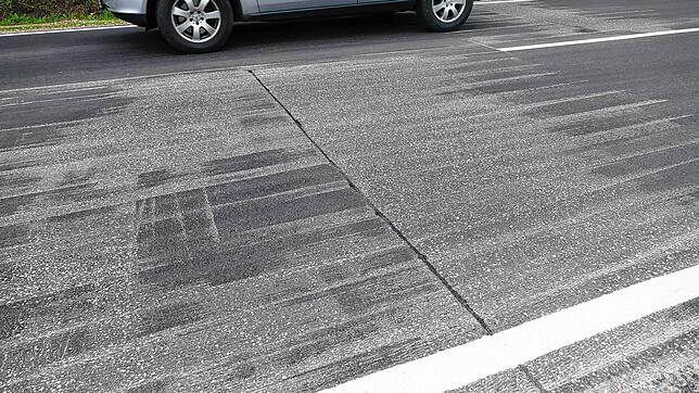 Wegen einer Unebenheit in der frisch sanierten Asphaltdeckschicht im Bereich einer Tagesnaht muss ein kleines Teilstück der Deckschicht ...