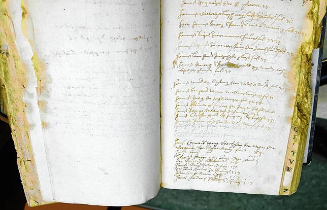 Hier ist die Schrift schon etwas ausgeblichen und der Zahn der Zeit nagt an dem Band.
