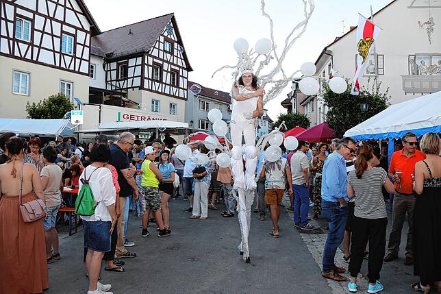 Er war 2019 ein Hingucker in der Innenstadt: Olaf Leonhard aus Bielefeld mit seine Stelzenfigur samt Riesenseifenblasen.