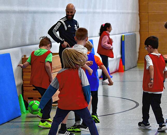 Buntes Treiben: Mit Freude beobachtet Jan Hebding, mit welcher Freude die Kinder sich an seinem Sportunterricht beteiligen.