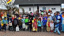 In Nöggenschwiel veranstalteten die Stampfi Geischter einen Rosenmontagsumzug durch das Dorf.