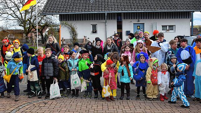 In Nöggenschwiel veranstalteten die Stampfi Geischter einen Rosenmontagsumzug durch das Dorf.