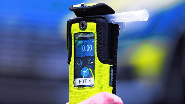 Mehr als fünf Promille Alkohol in der Atemluft hat die Polizei bei einem Mann in Ravensburg festgestellt. (Symbolbild)