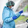 Im Landkreis Lörrach wurde die erste Person in einer zentralen Abstrichstelle positiv auf das Coronavirus getestet. Dieses Bild dient ...
