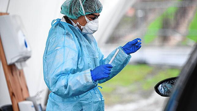 Im Landkreis Lörrach wurde die erste Person in einer zentralen Abstrichstelle positiv auf das Coronavirus getestet. Dieses Bild dient ...