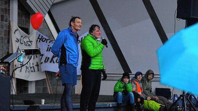 Gerry Mayr (mit grüner Jacke) von &bdquo;Bürgerdialog-Konstanz e.V.&ldquo; und &bdquo;Querdenken 753&ldquo; Anfang Dezember bei einer ...