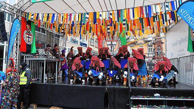 Bild 12: Schmotziger Dunschtig: Auf der Marktstätte treffen sich die Narren und Hästräger