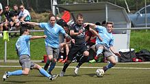 Hier stemmen sich drei Tennenbronner (blaues Trikot) gegen die Bonndorfer (schwarzes Trikot) Offensivbemühungen. Dennoch reichte es am ...